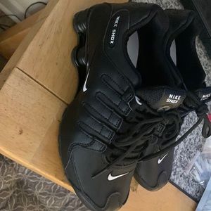 Men’s size 7 Shox women’s size 8 1/2